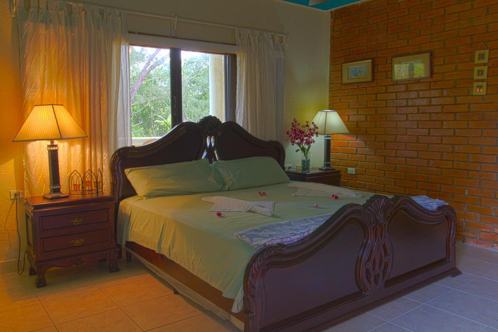 Sea Eye Hotel - Tropical Building Útila Eksteriør billede